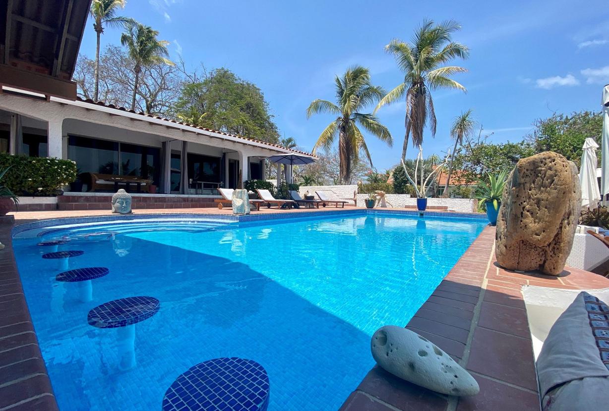 Pan039 - Beachfront villa with pool on Contadora Island