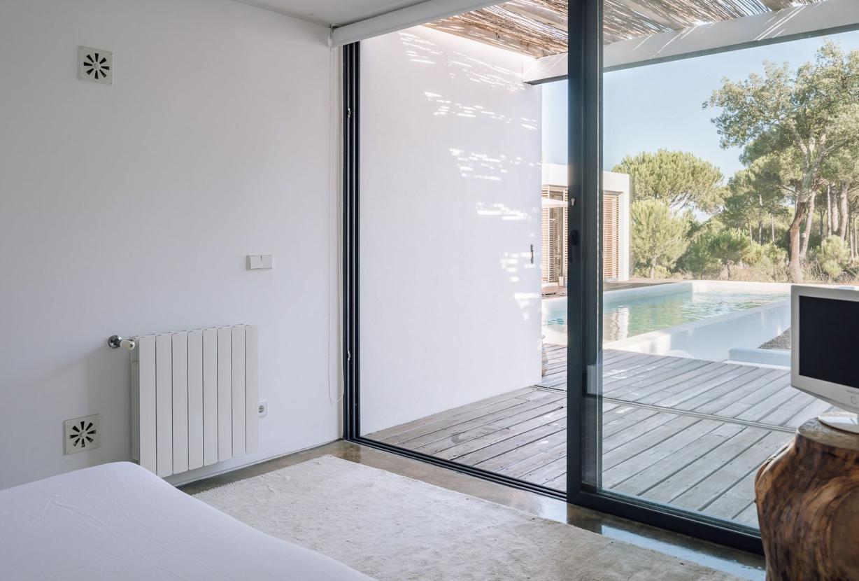 Com001 - Casa moderna rodeada de pinheiros, Comporta