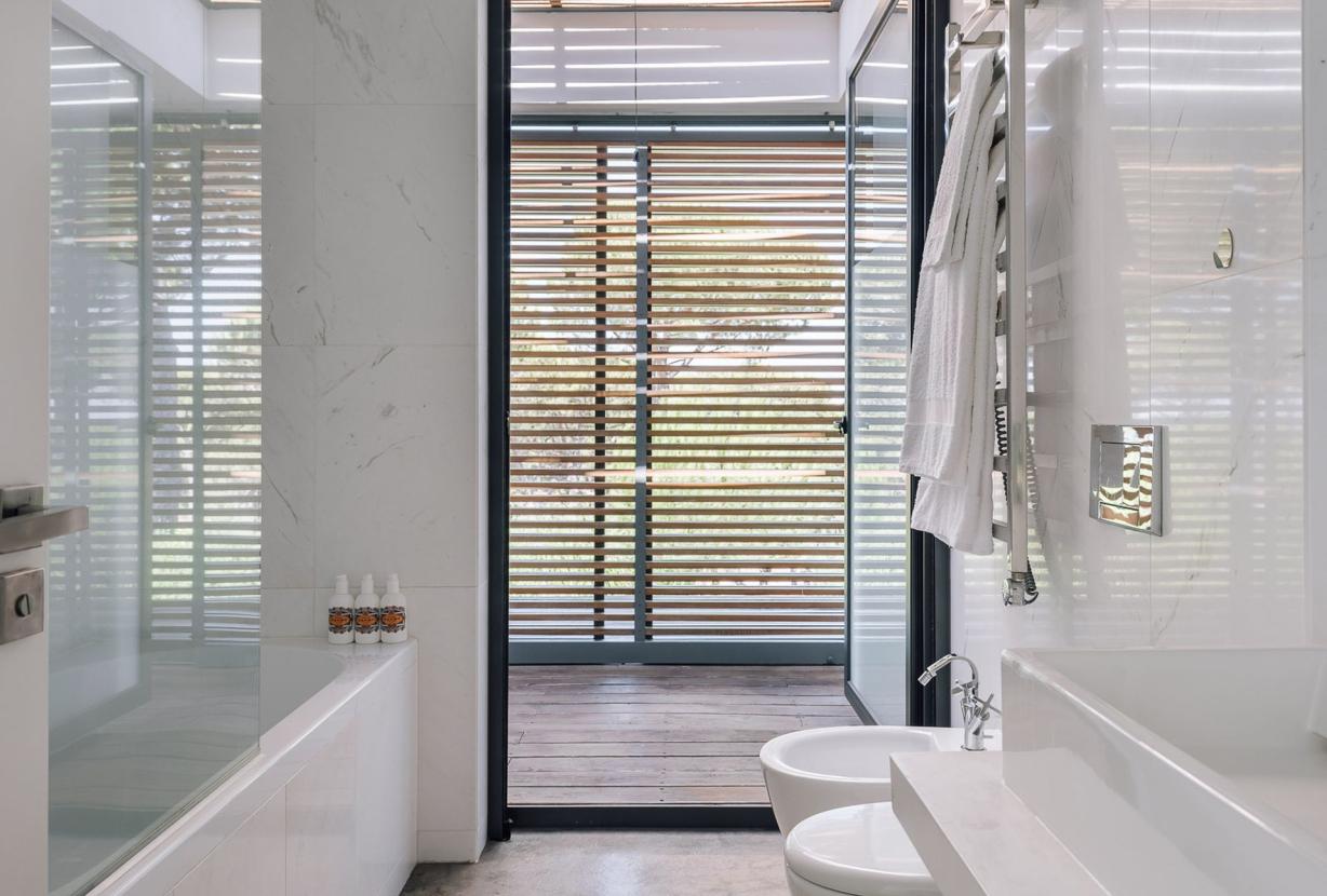 Com001 - Casa moderna rodeada de pinheiros, Comporta