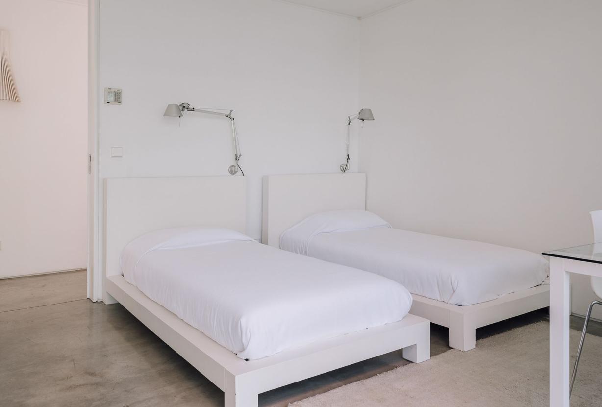 Com001 - Casa moderna rodeada de pinheiros, Comporta