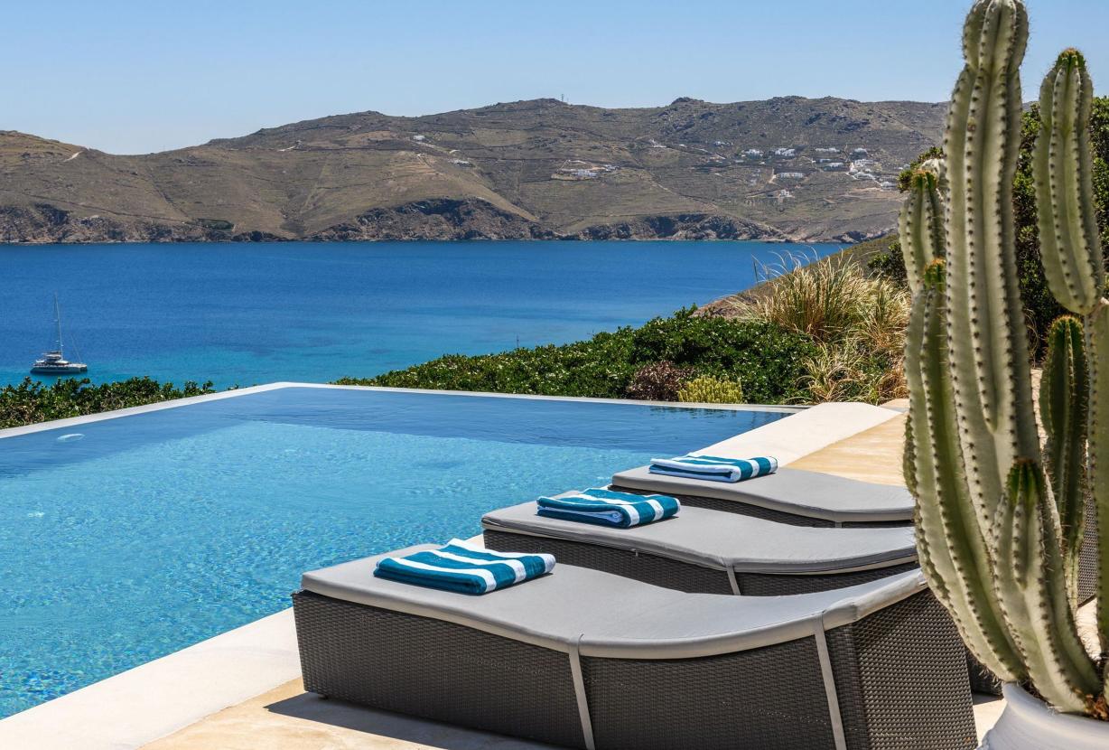 Cyc108 - Villa overlooking beach in Mykonos