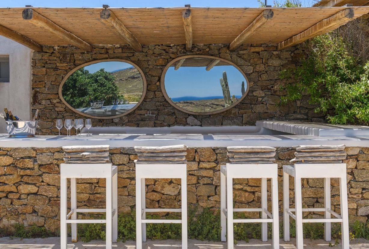 Cyc108 - Villa overlooking beach in Mykonos