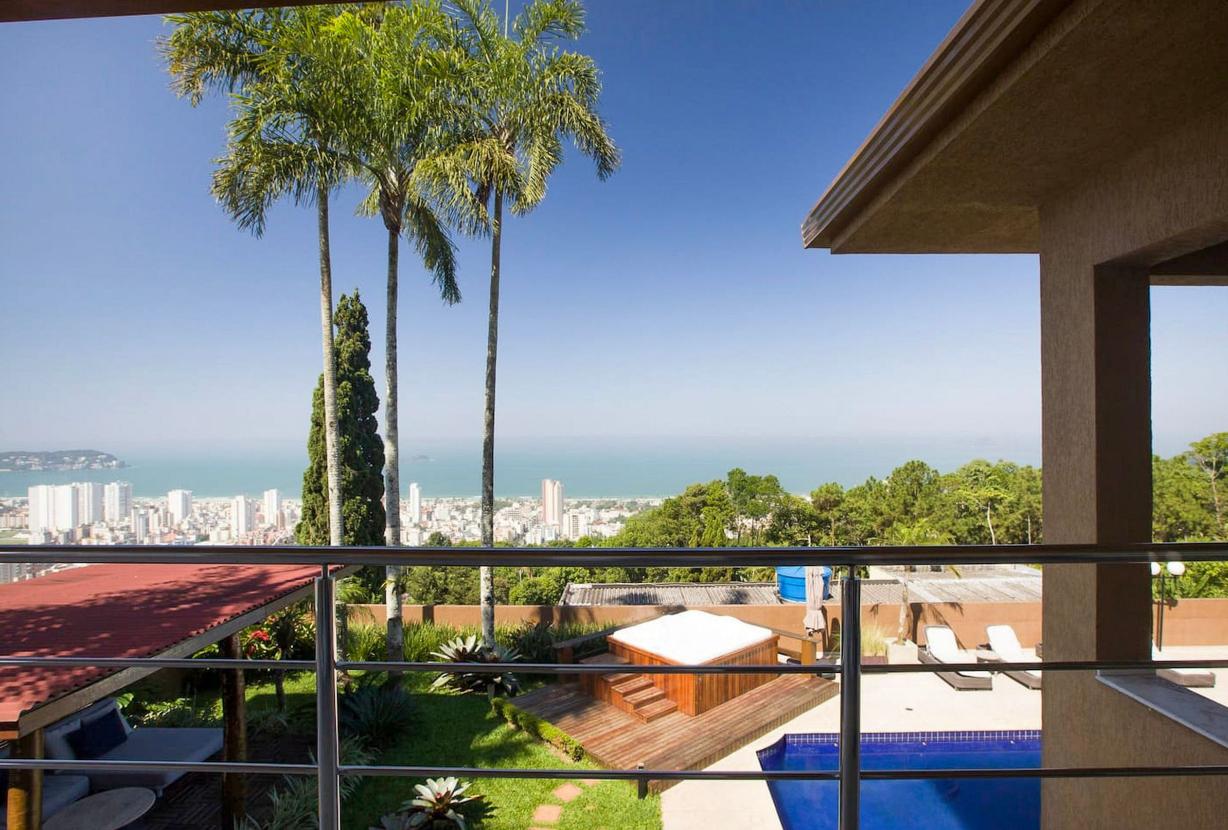 Gua004 - Mansion with stunning views at the top of Guarujá