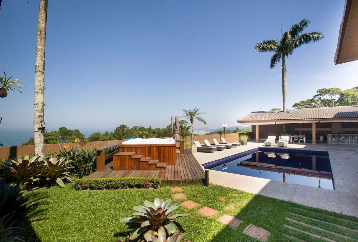 Gua004 - Mansion with stunning views at the top of Guarujá