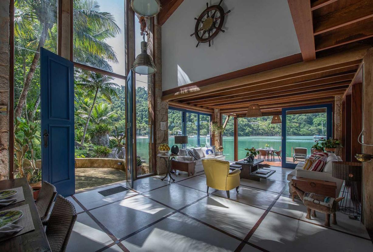 Pty011 - Maravilhosa propriedade com 2 casas à beira-mar em Paraty