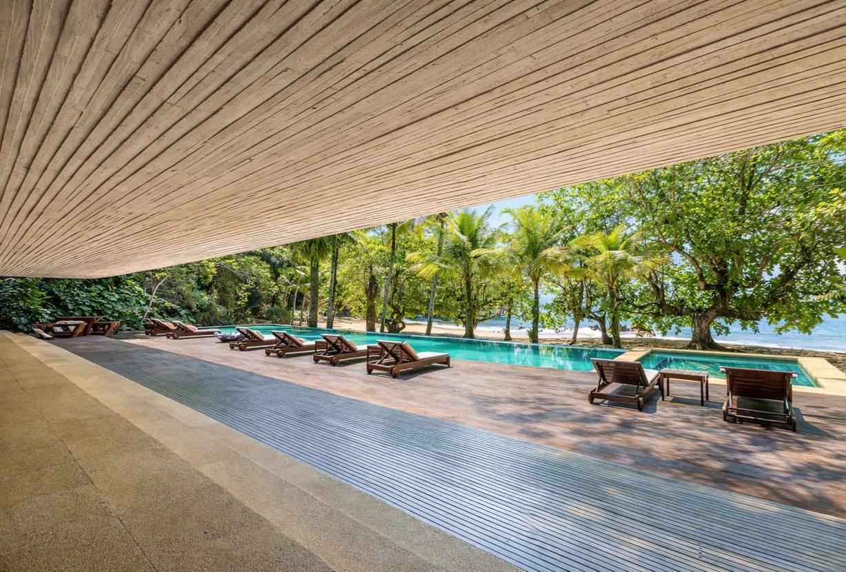 Pty008 - Luxury beachfront villa in Paraty