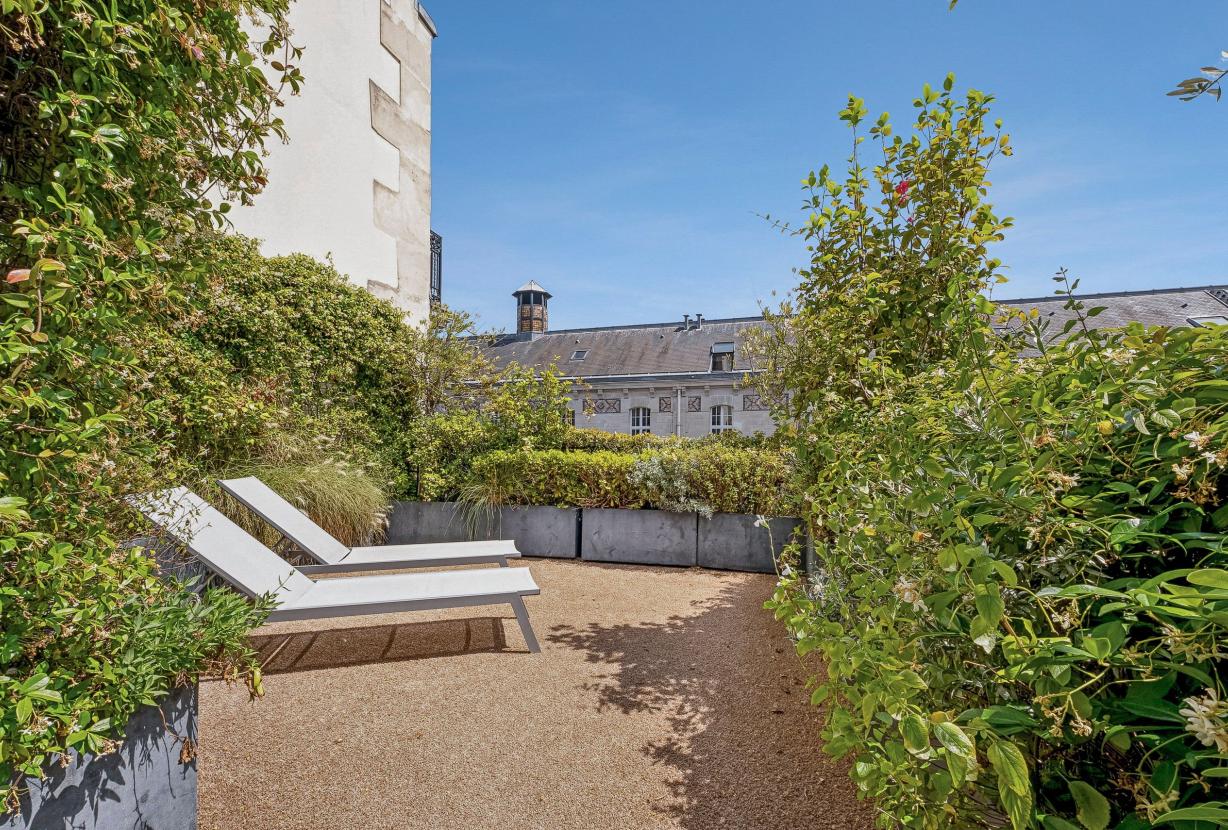 Par003 - An Exceptional Parisian Experience