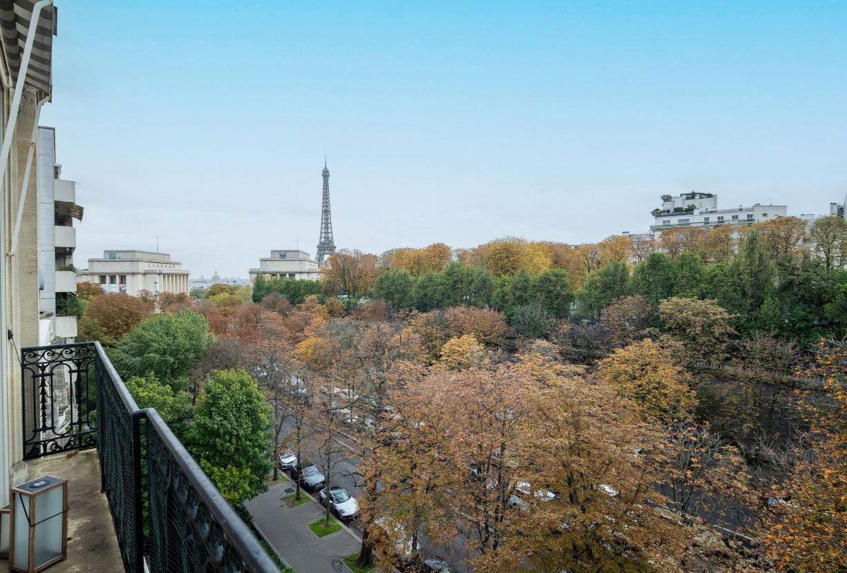 Par102 - Beautiful Haussmann-style apartment with an unobstructed view of the Eiffel Tower