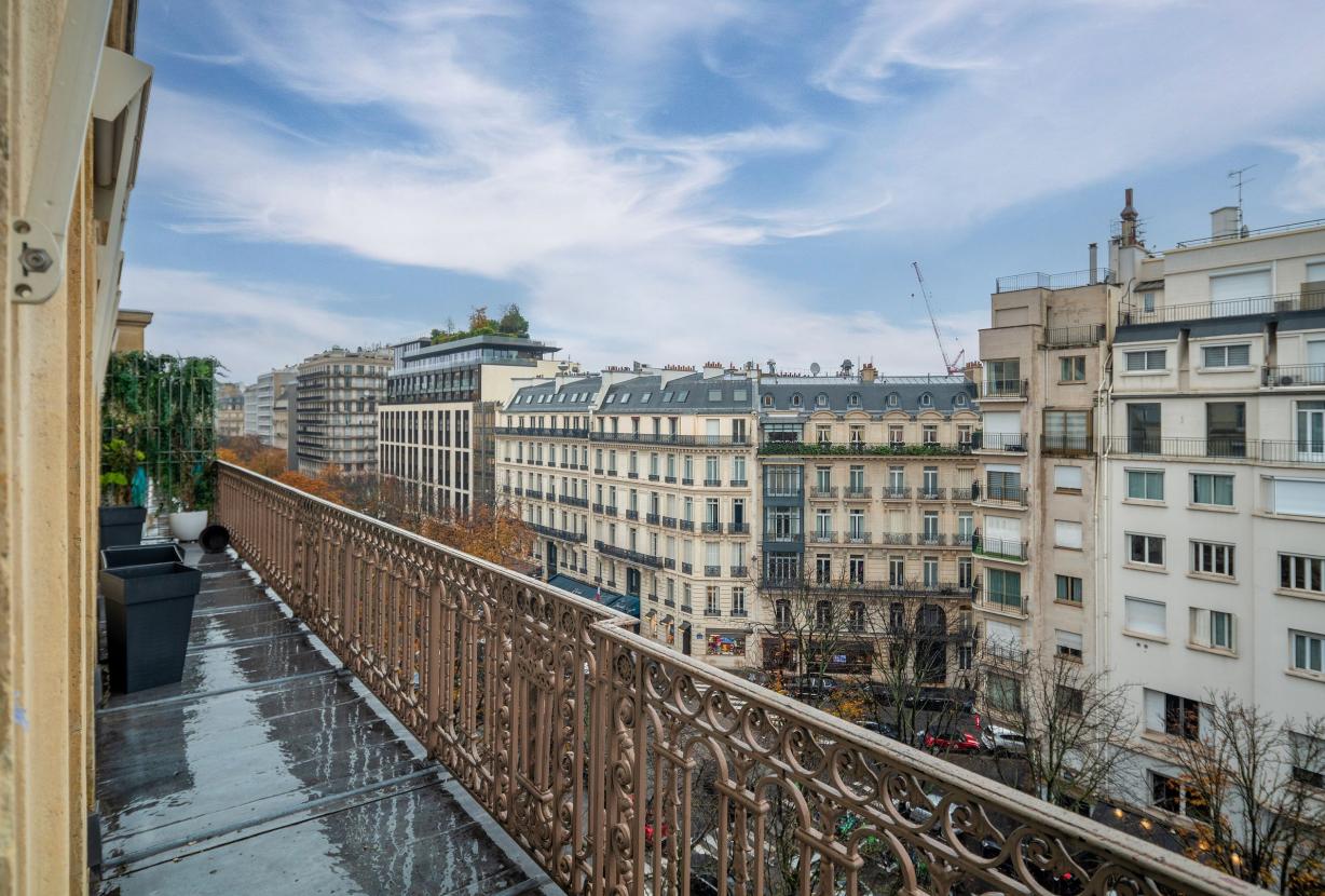Par047 - Luxurious Duplex on Avenue George V