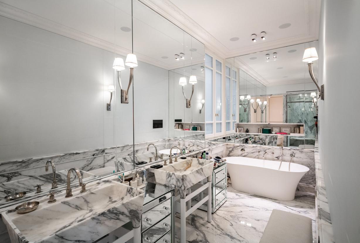 Par047 - Luxurious Duplex on Avenue George V