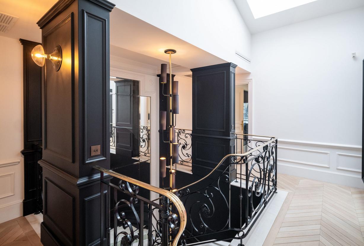 Par047 - Luxurious Duplex on Avenue George V