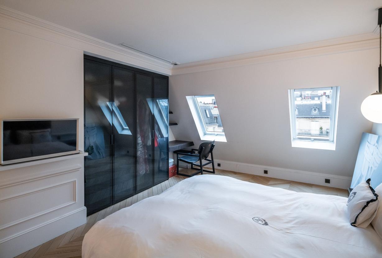 Par047 - Luxurious Duplex on Avenue George V