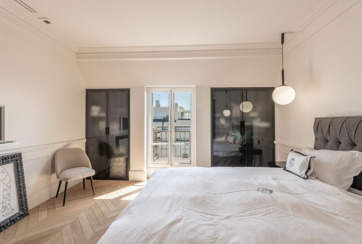 Par047 - Luxurious Duplex on Avenue George V