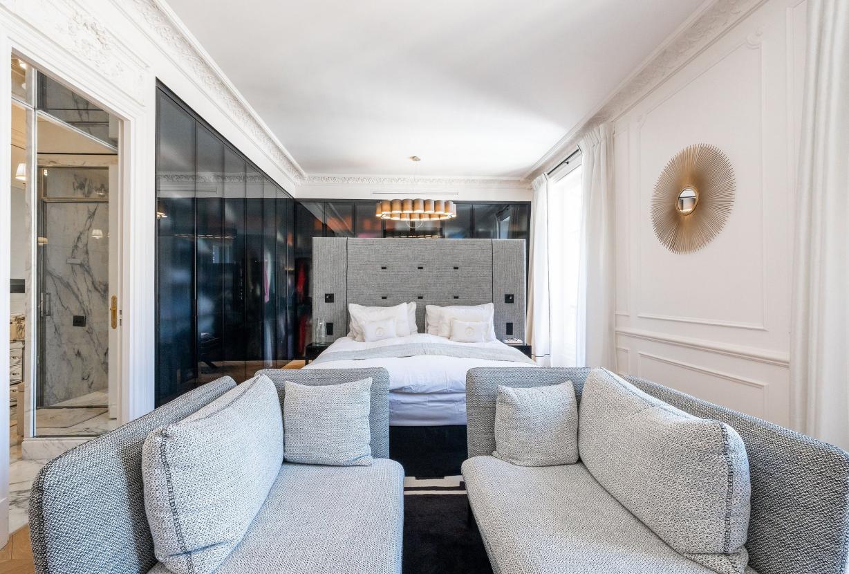 Par047 - Luxurious Duplex on Avenue George V