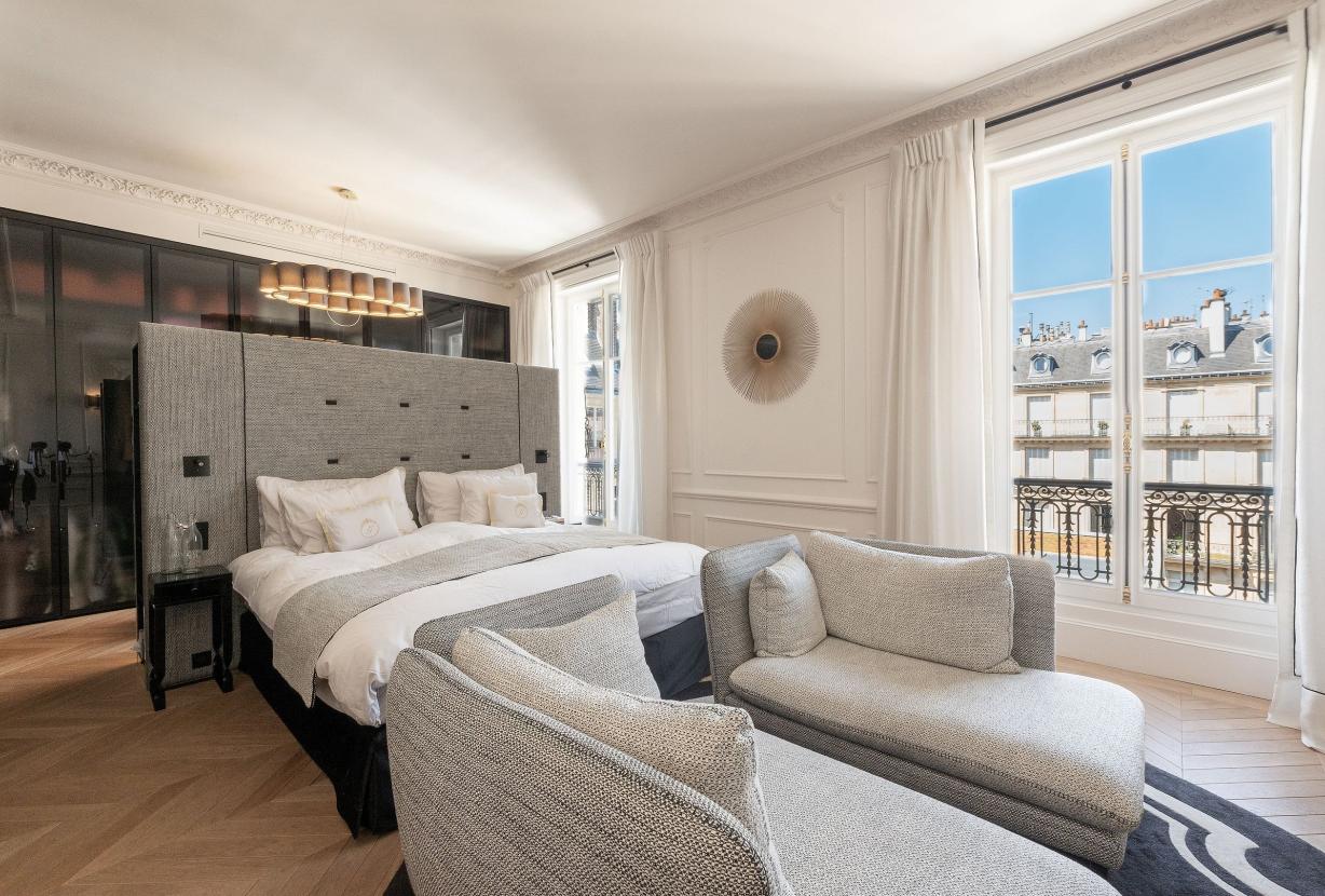 Par047 - Luxurious Duplex on Avenue George V