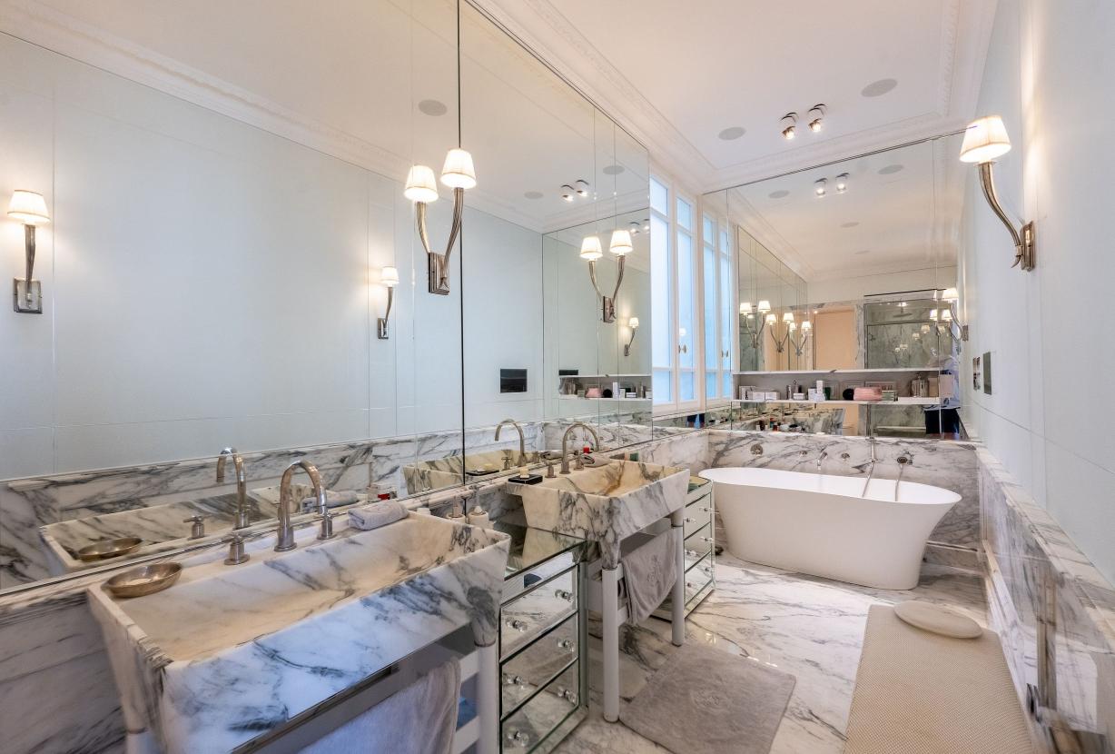 Par047 - Luxurious Duplex on Avenue George V