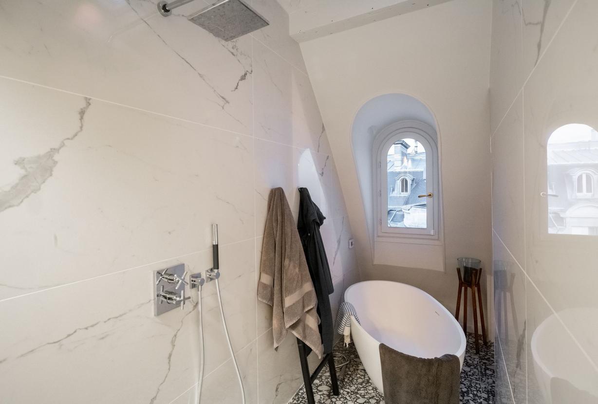 Par087 - Incroyable penthouse parisien avec toit-terrasse