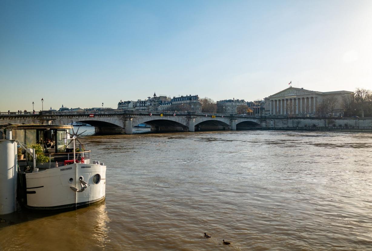 Par054 - Casa Flotante de Lujo en París