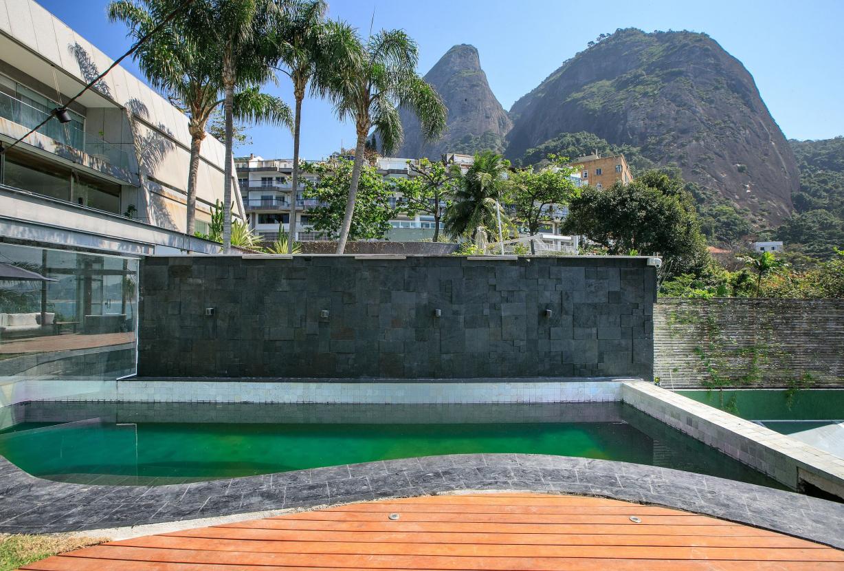 Rio010 - Large mansion by the sea in Leblon