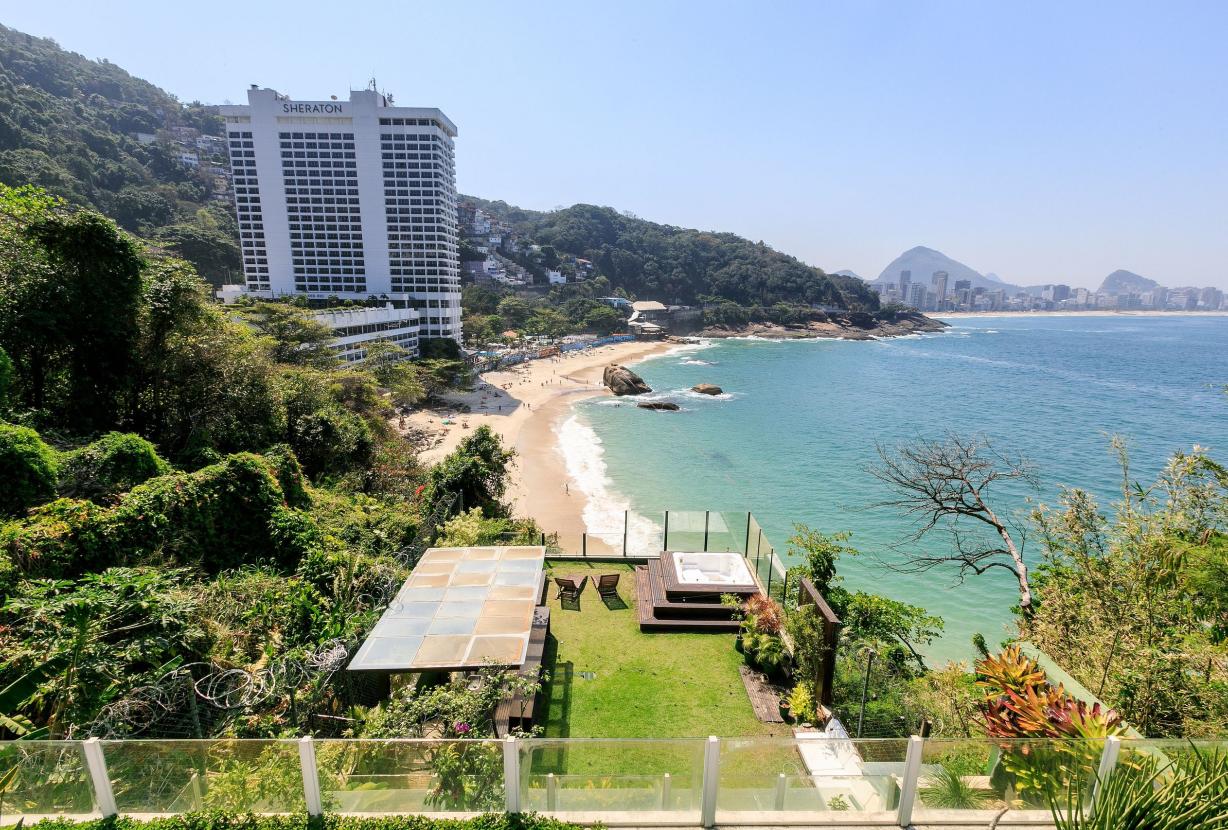 Rio010 - Large mansion by the sea in Leblon