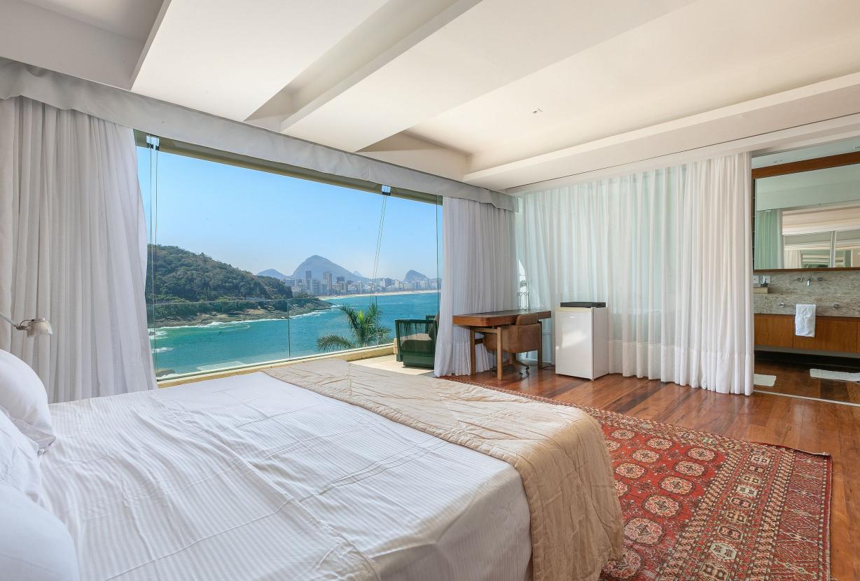 Rio010 - Large mansion by the sea in Leblon