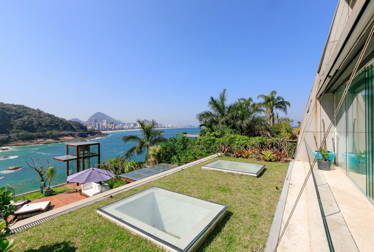 Rio010 - Large mansion by the sea in Leblon