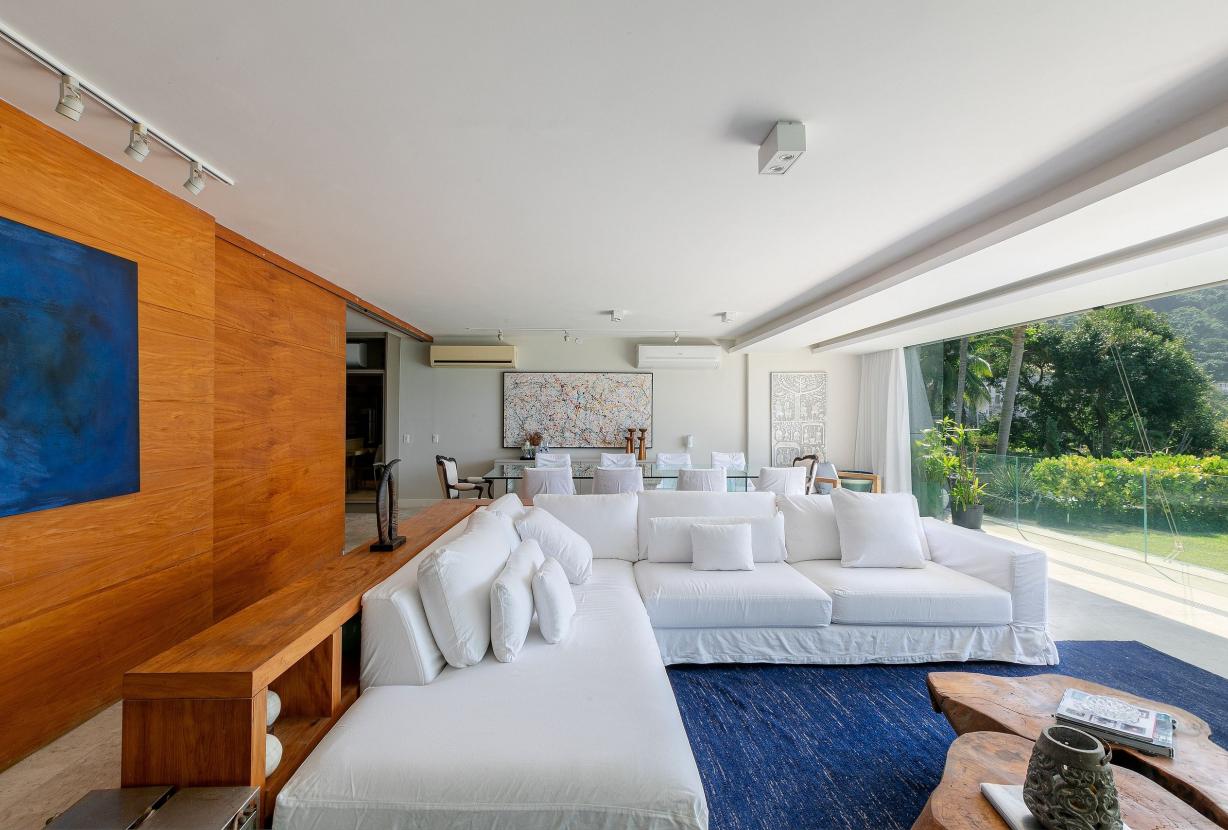 Rio010 - Large mansion by the sea in Leblon
