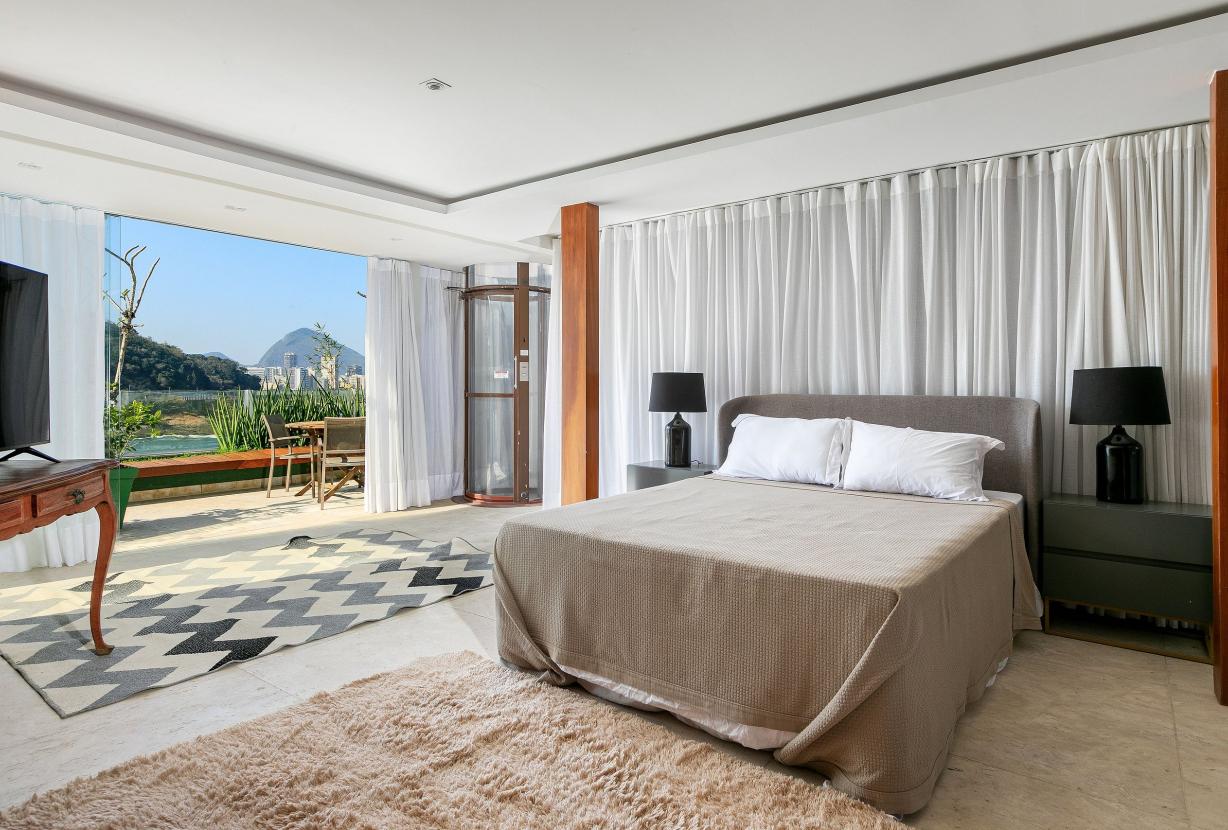 Rio010 - Large mansion by the sea in Leblon