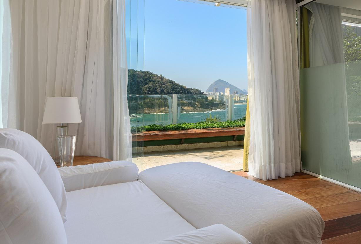 Rio010 - Large mansion by the sea in Leblon