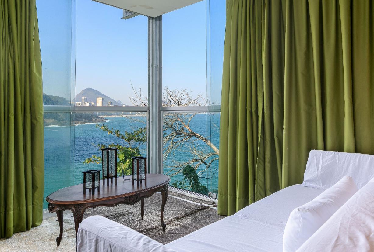 Rio010 - Large mansion by the sea in Leblon