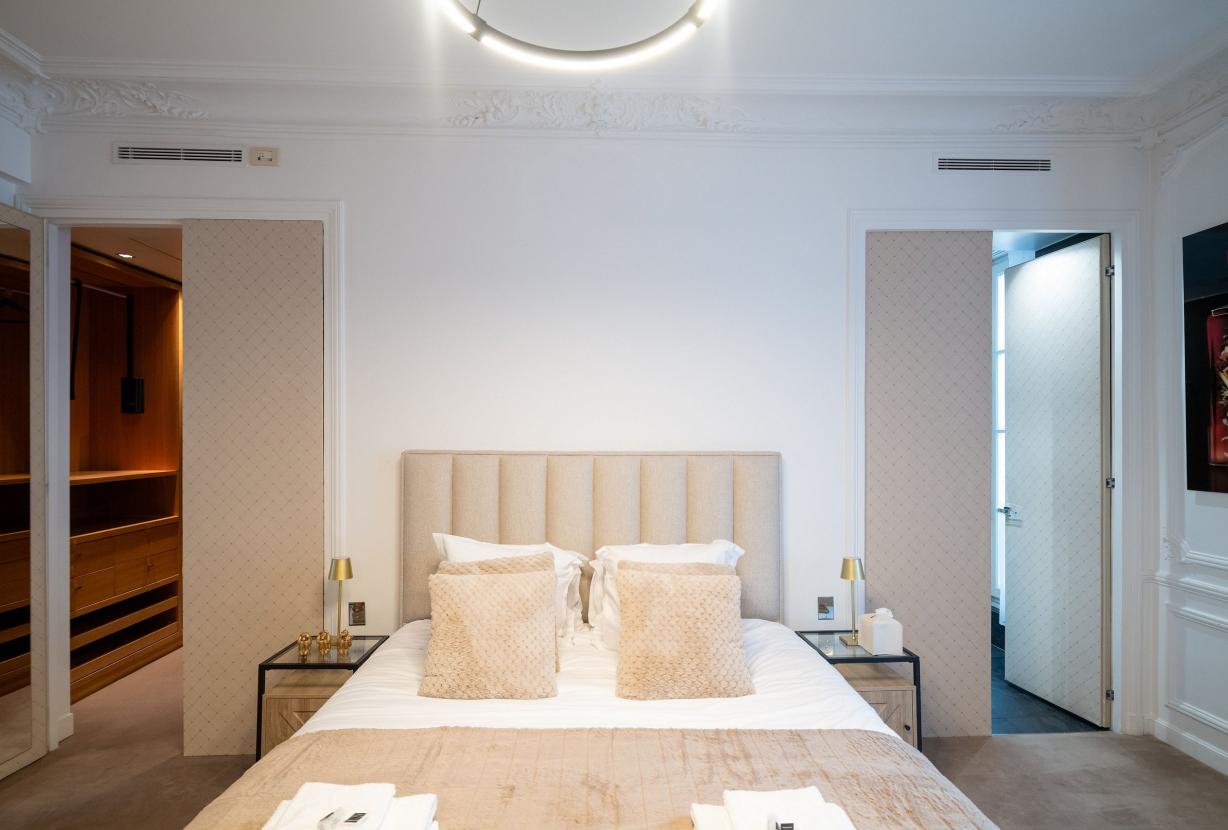 Par191 - Appartement de quatre chambres à Paris 8.