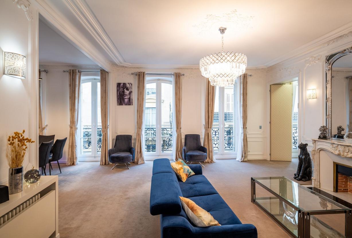 Par191 - Appartement de quatre chambres à Paris 8.
