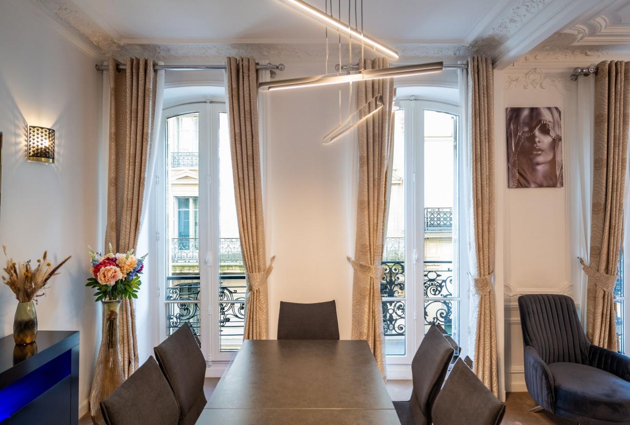 Par191 - Appartement de quatre chambres à Paris 8.