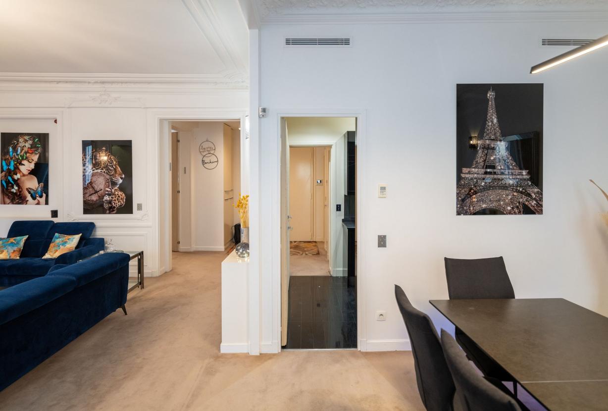 Par191 - Four bedroom apartment in Paris 8.