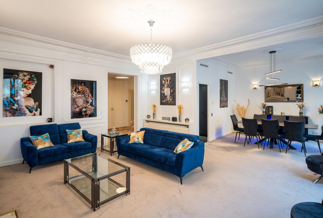Par191 - Appartement de quatre chambres à Paris 8.