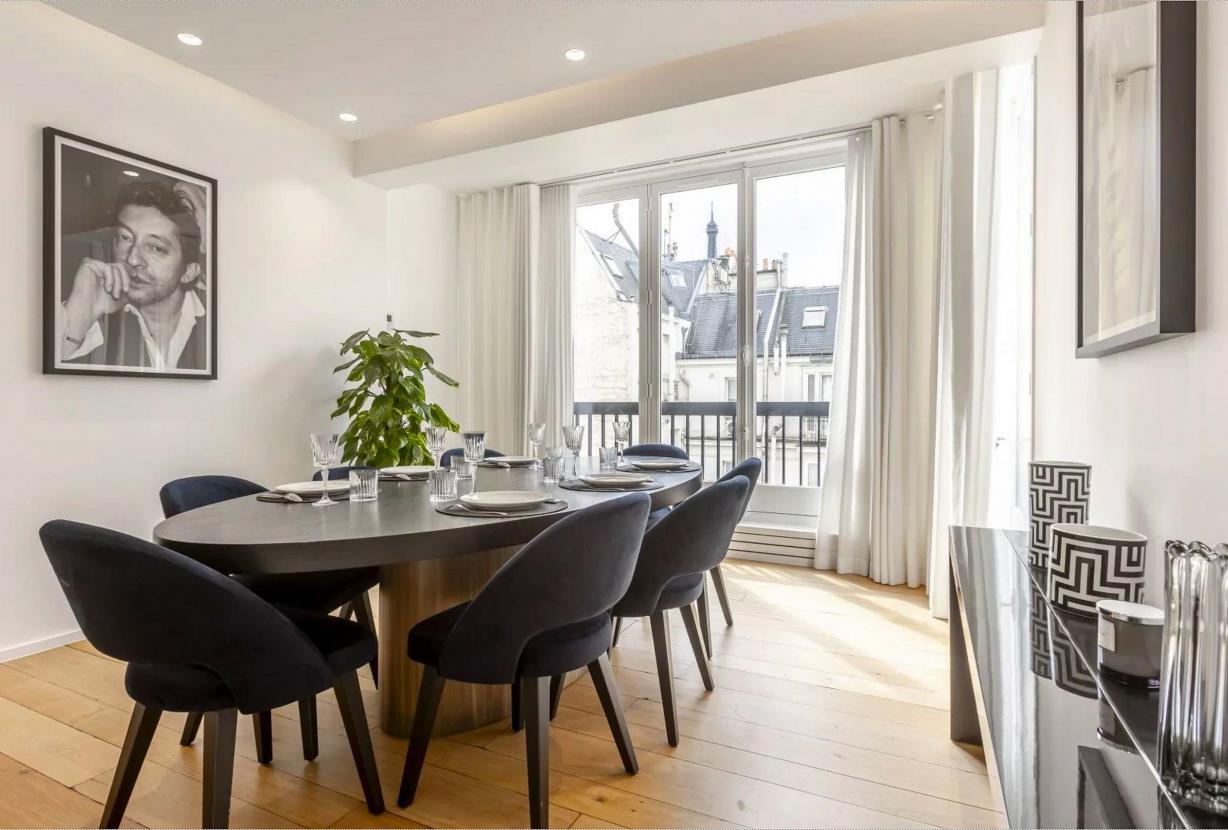 Par024 - Luxury 3 bedroom apartment on Montaigne