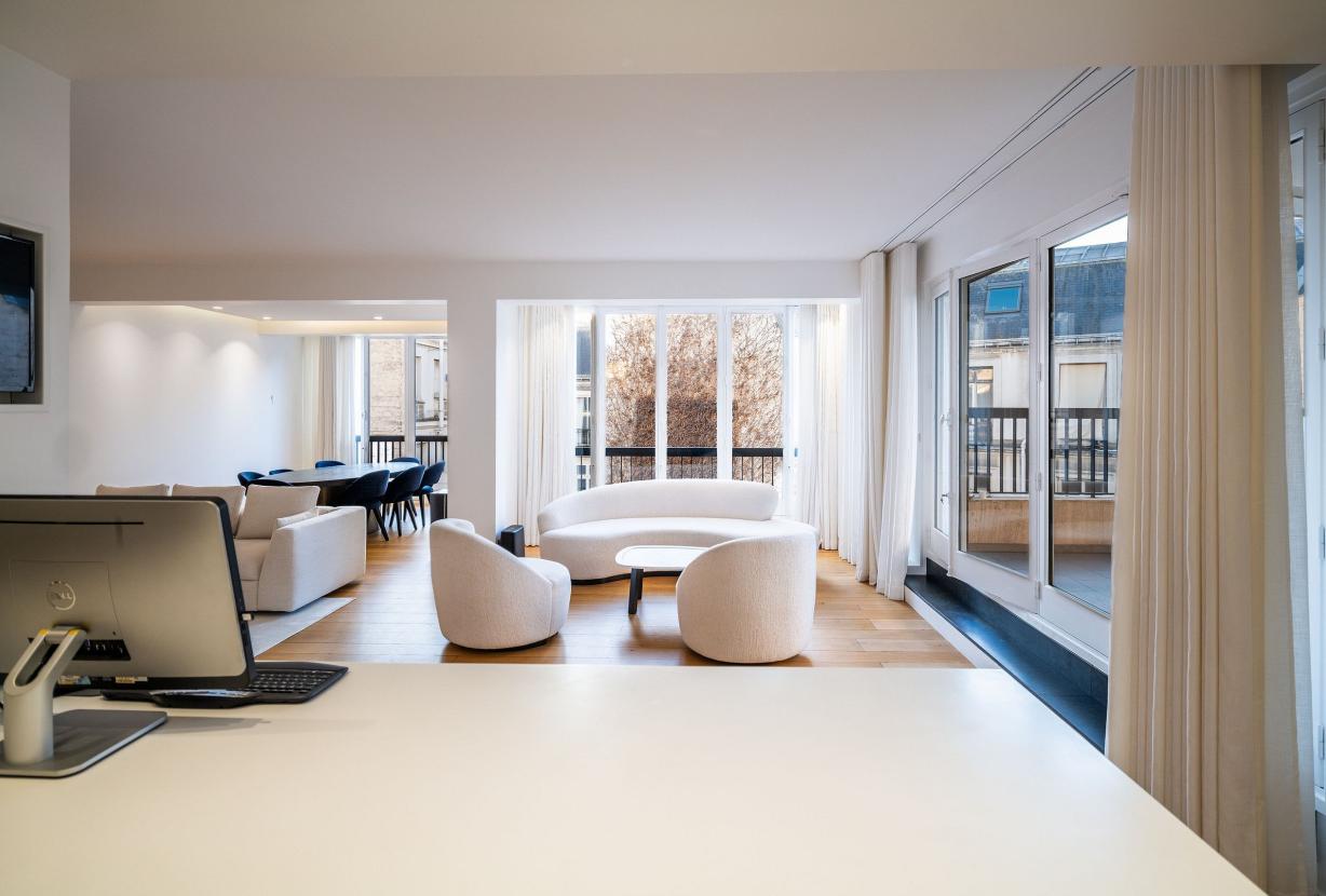 Par024 - Luxury 3 bedroom apartment on Montaigne