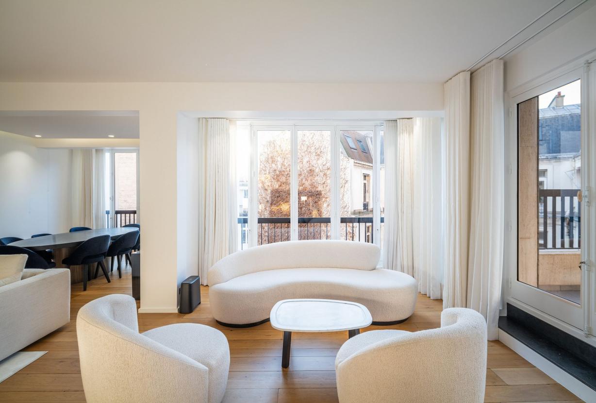 Par024 - Luxury 3 bedroom apartment on Montaigne