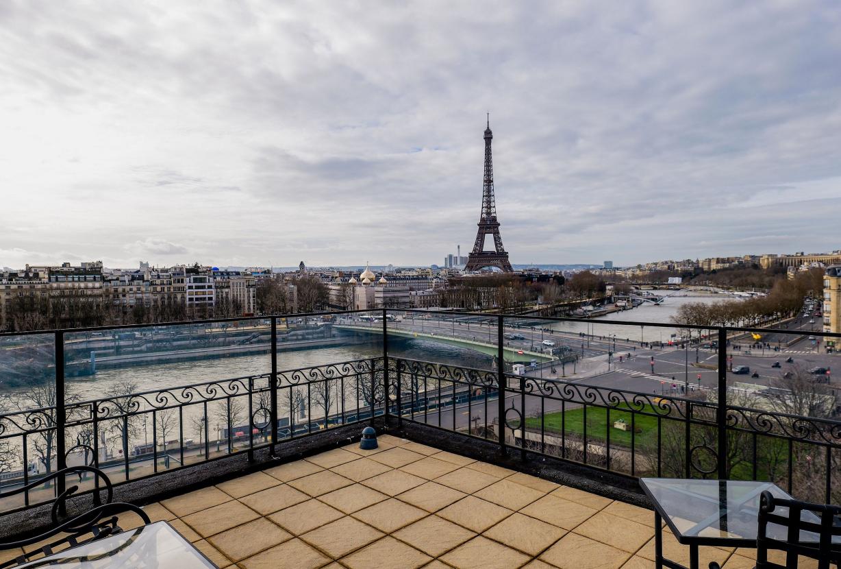 Par302 - Terrace overlooking the Seine river