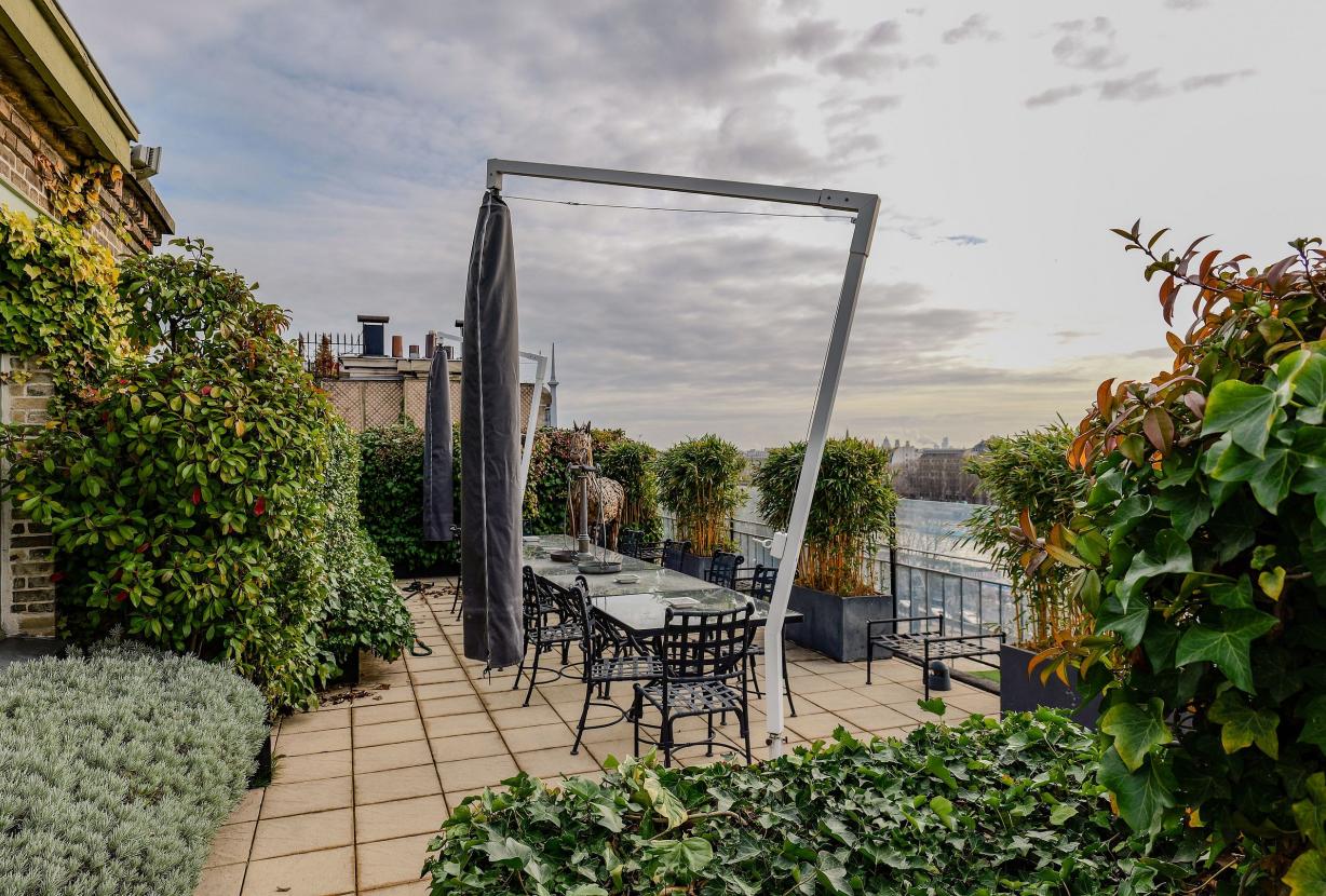 Par302 - Terrace overlooking the Seine river