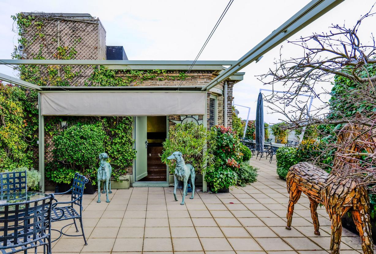 Par302 - Terrace overlooking the Seine river