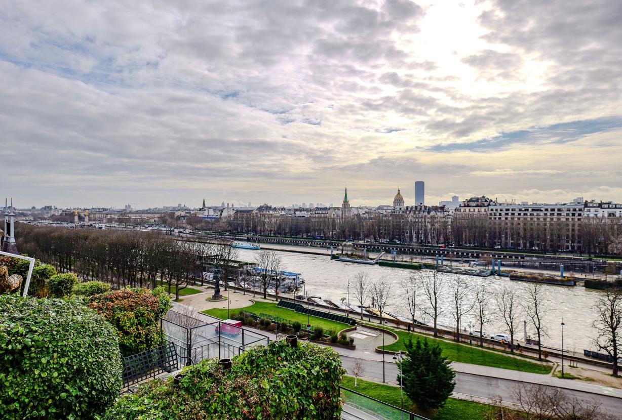 Par302 - Terrace overlooking the Seine river