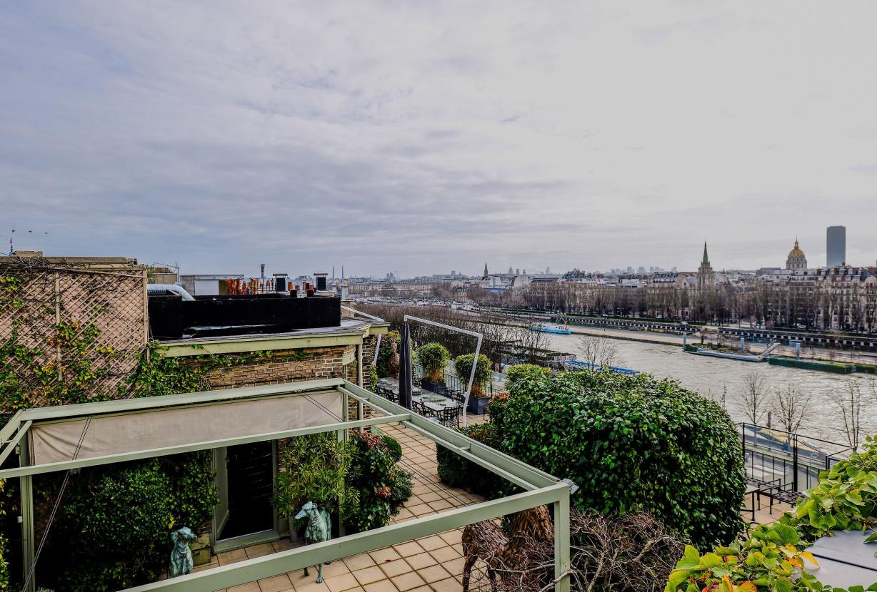 Par302 - Terrace overlooking the Seine river