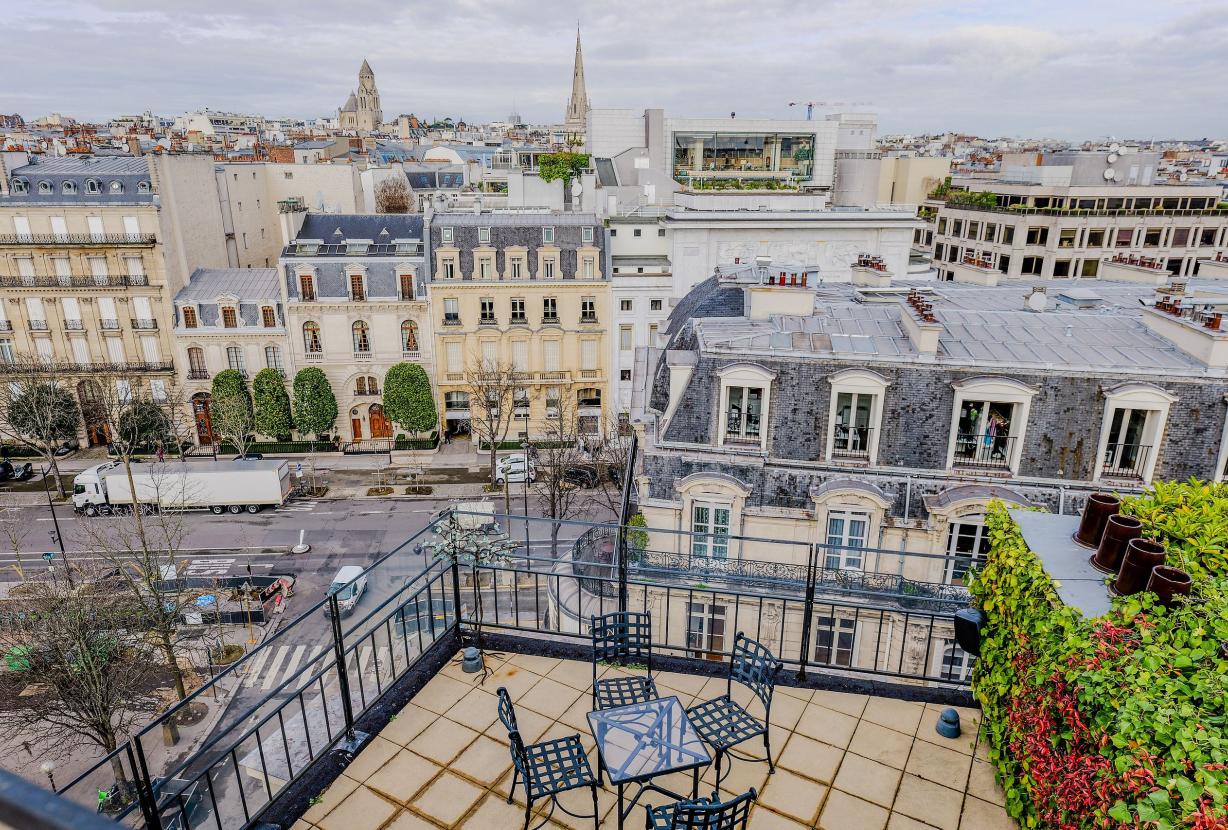 Par302 - Terrace overlooking the Seine river
