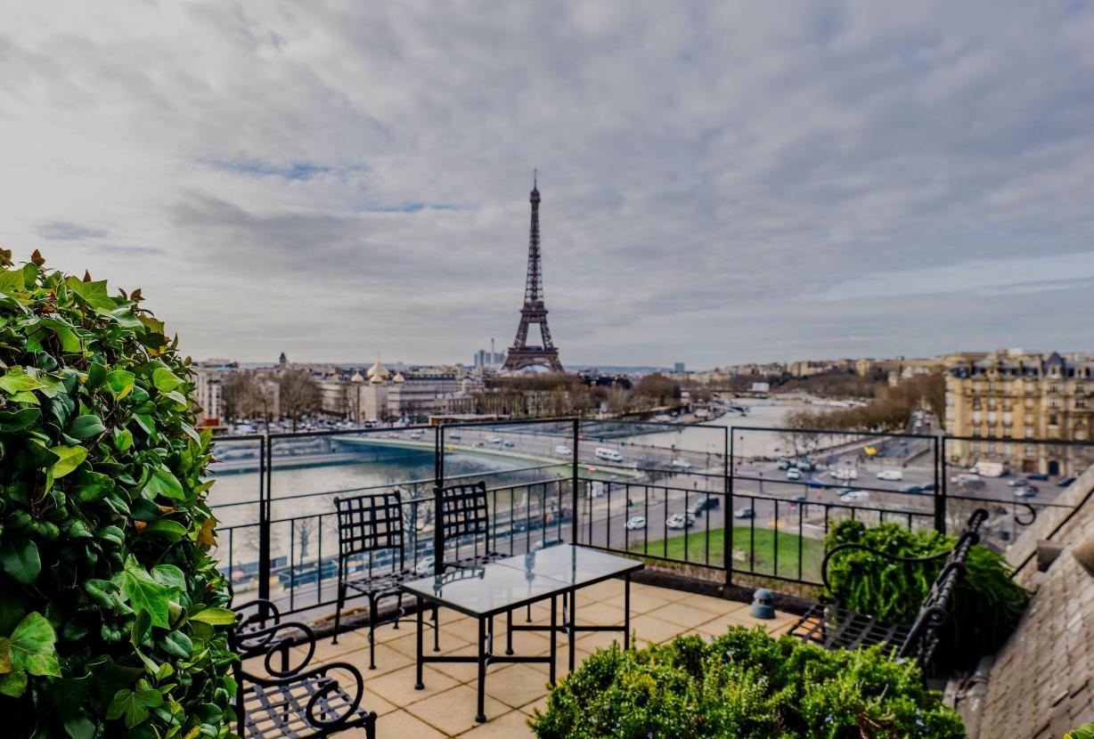 Par302 - Terrace overlooking the Seine river