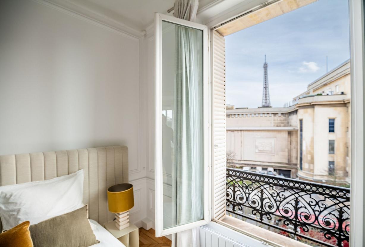 Par025 - Apartment overlooking the Eiffel Tower