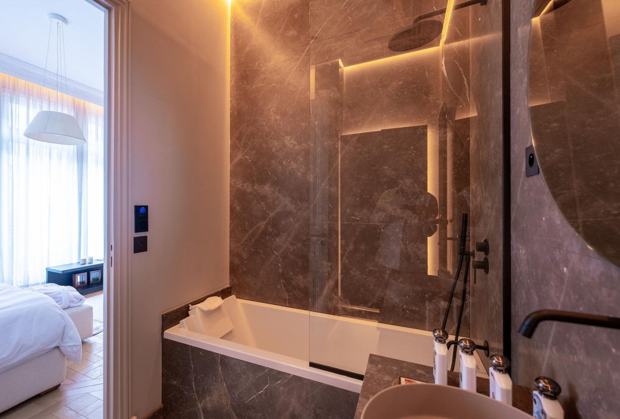 Par072 - Luxury 5 bedroom apartment in Chaillot