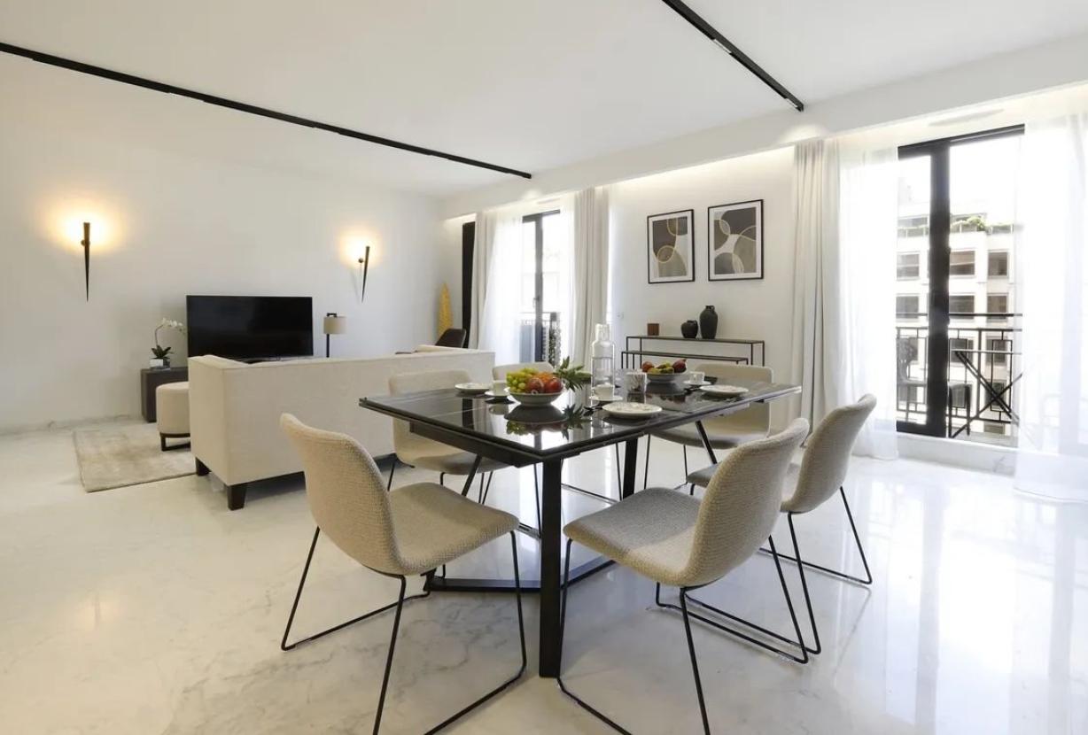 Par422 - 2 bedroom apartment on Montaigne