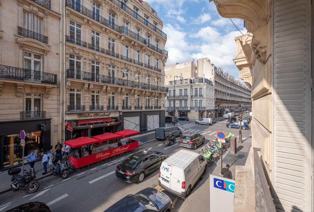 Par058 - Grand appartement dans le Triangle d'Or