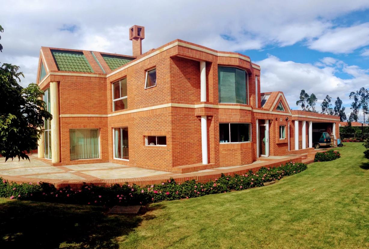 Bog900 – Amplia casa en prestigioso condominio en Mosquera